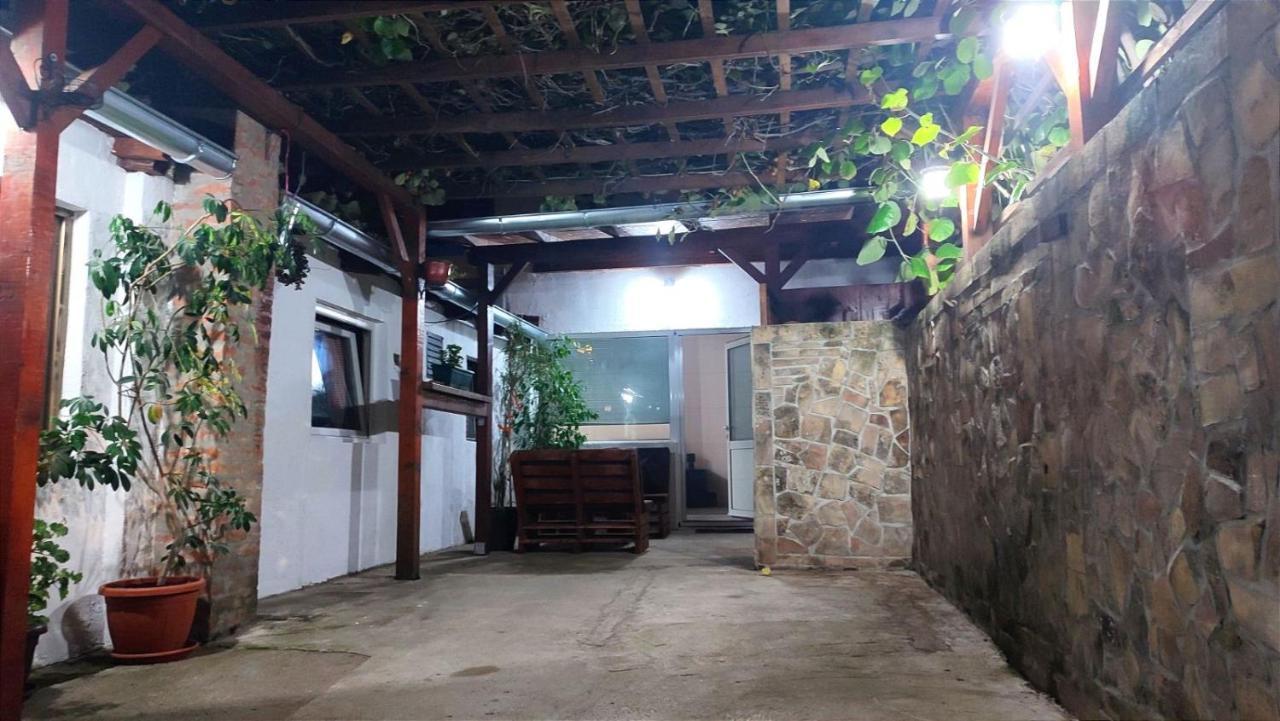 Airport Apartment Air Surcin Екстер'єр фото